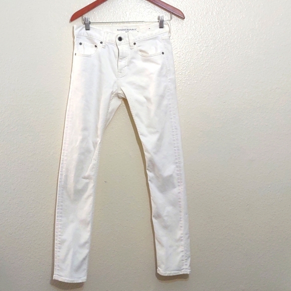 SLIGHTLY USED BANANA REPUBLIC WHITE JEANS 28/32 SLIM HAS STAIN ON BACK OF LEG - Picture 1 of 12